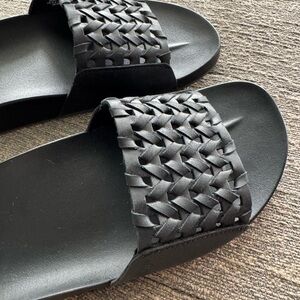 OluKai Black Woven Leather Slide Sandals Sz 9
